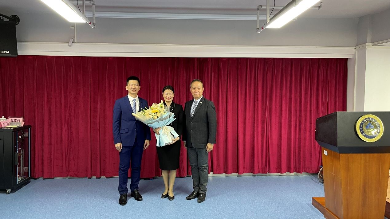 谢建英部长向主讲老师熊雨婷赠送一束鲜花